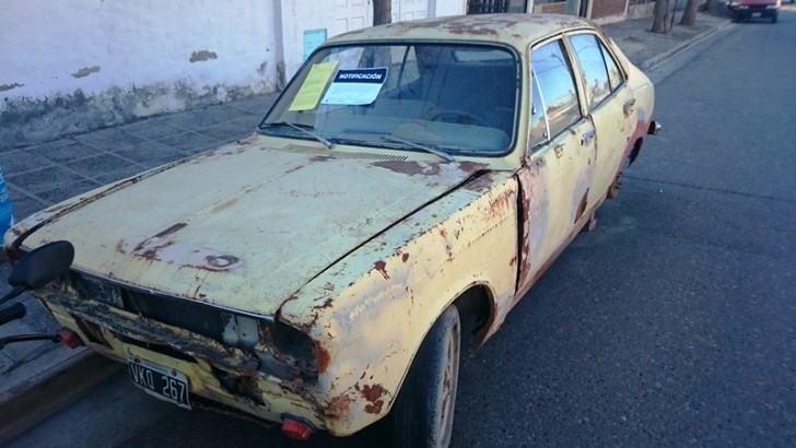 Remueven vehiculos abandonados