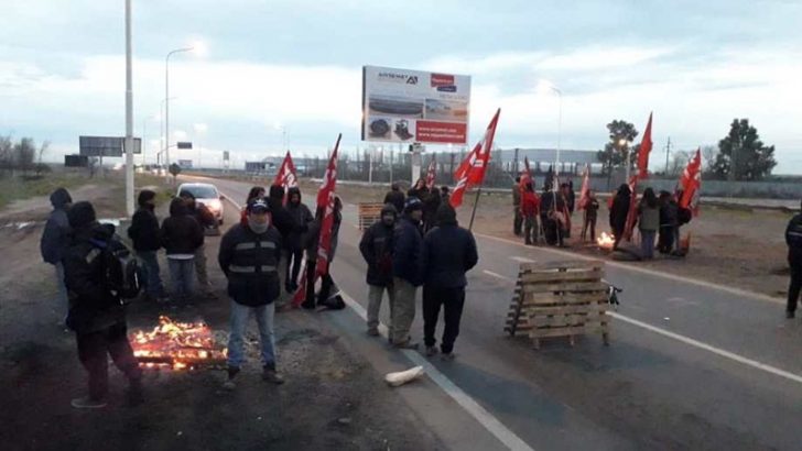 Cortes de rutas y marchas en Neuquén por reclamos laborales y de tierras